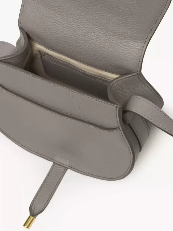 Kleine Marcie Satteltasche aus genarbtem Leder Kleine Marcie Satteltasche aus genarbtem Leder