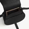 Kleine Marcie Satteltasche aus genarbtem Leder Kleine Marcie Satteltasche aus genarbtem Leder