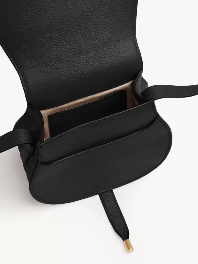 Kleine Marcie Satteltasche aus genarbtem Leder Kleine Marcie Satteltasche aus genarbtem Leder