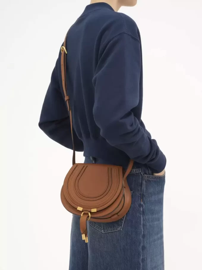 Kleine Marcie Satteltasche aus genarbtem Leder Kleine Marcie Satteltasche aus genarbtem Leder