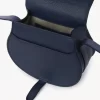 Kleine Marcie Satteltasche aus genarbtem Leder Kleine Marcie Satteltasche aus genarbtem Leder