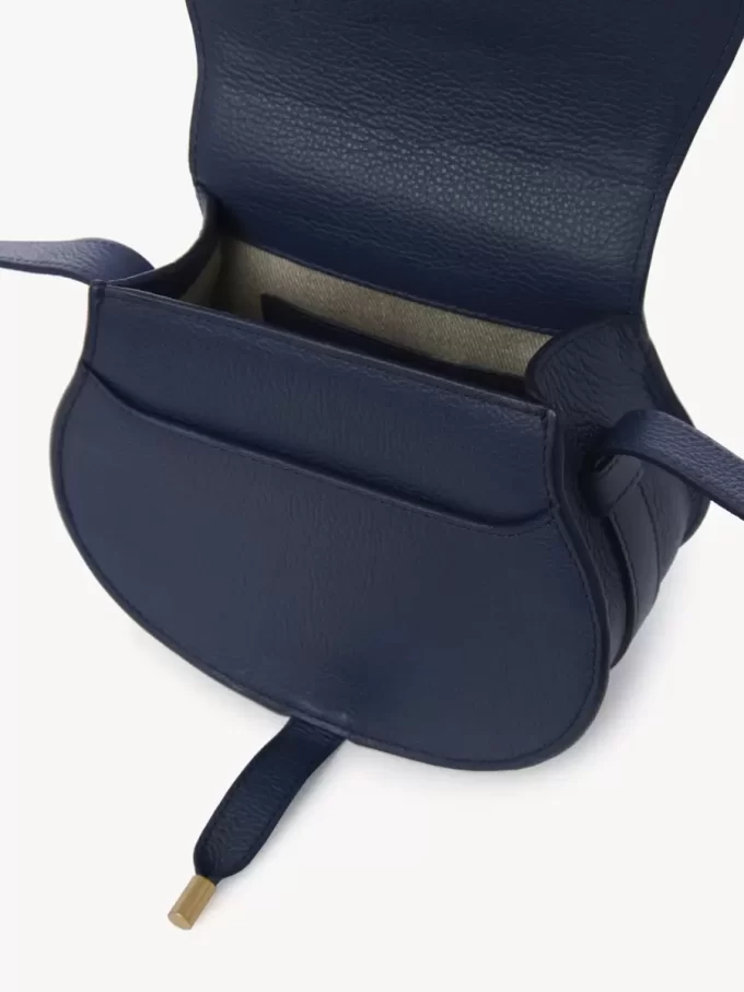 Kleine Marcie Satteltasche aus genarbtem Leder Kleine Marcie Satteltasche aus genarbtem Leder