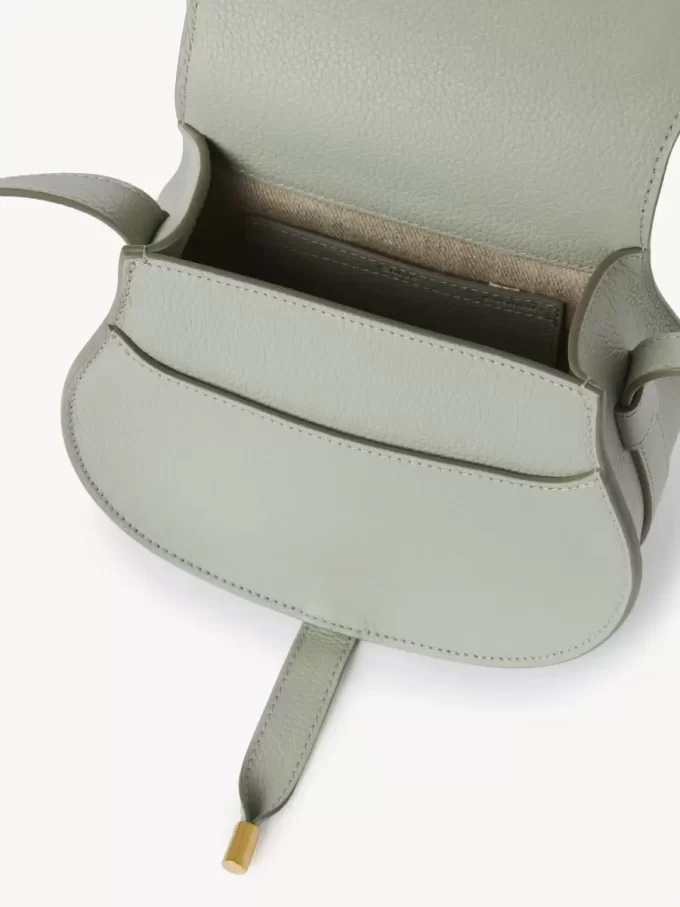 Kleine Marcie Satteltasche aus genarbtem Leder