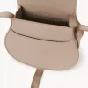 Kleine Marcie Satteltasche aus genarbtem Leder Kleine Marcie Satteltasche aus genarbtem Leder