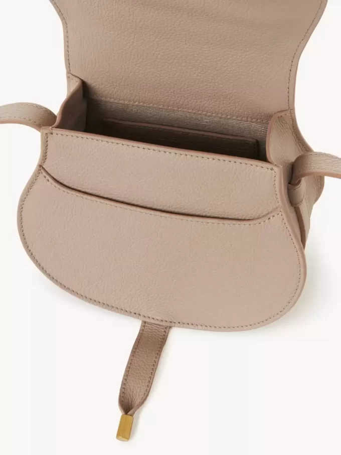 Kleine Marcie Satteltasche aus genarbtem Leder Kleine Marcie Satteltasche aus genarbtem Leder