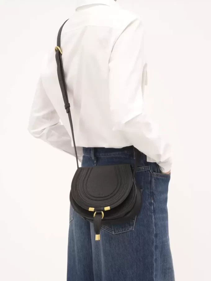 Kleine Marcie Satteltasche aus genarbtem Leder Kleine Marcie Satteltasche aus genarbtem Leder