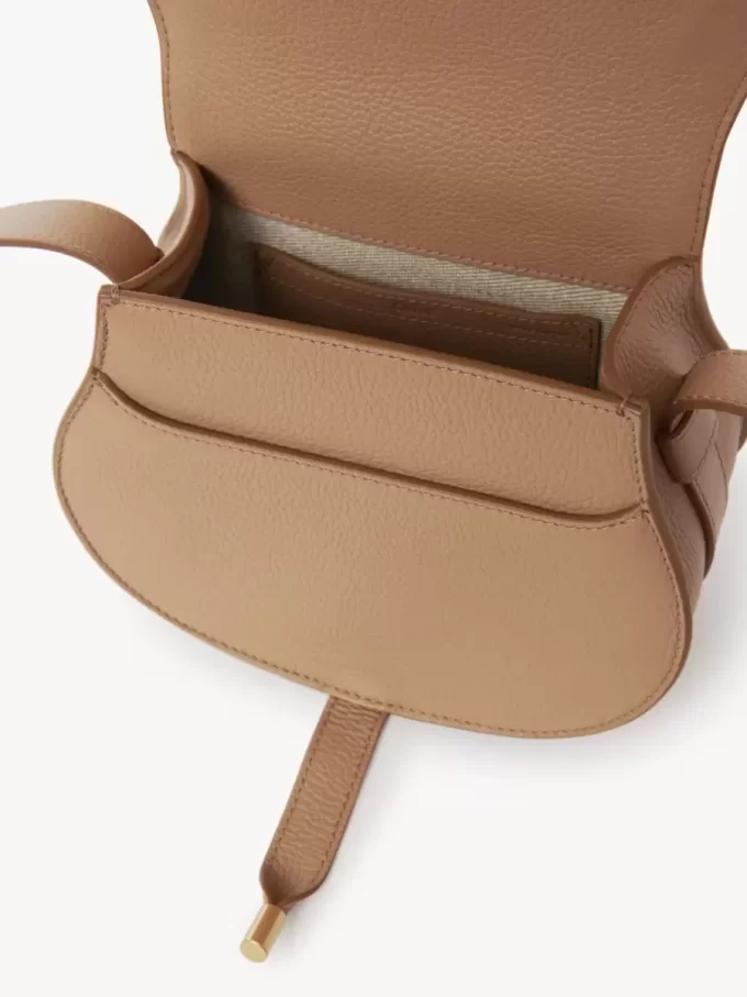 Kleine Marcie Satteltasche aus genarbtem Leder