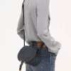 Kleine Marcie Satteltasche aus genarbtem Leder Kleine Marcie Satteltasche aus genarbtem Leder