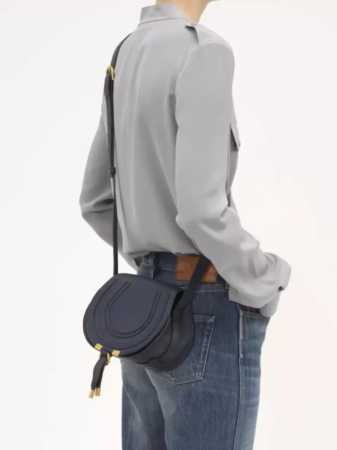 Kleine Marcie Satteltasche aus genarbtem Leder Kleine Marcie Satteltasche aus genarbtem Leder