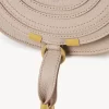 Kleine Marcie Satteltasche aus genarbtem Leder Kleine Marcie Satteltasche aus genarbtem Leder