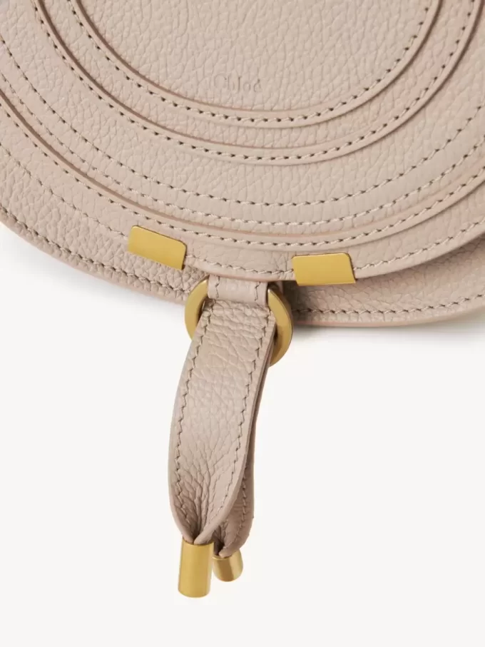 Kleine Marcie Satteltasche aus genarbtem Leder Kleine Marcie Satteltasche aus genarbtem Leder