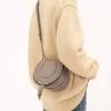 Kleine Marcie Satteltasche aus genarbtem Leder Kleine Marcie Satteltasche aus genarbtem Leder