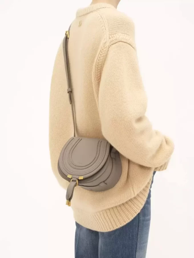Kleine Marcie Satteltasche aus genarbtem Leder Kleine Marcie Satteltasche aus genarbtem Leder