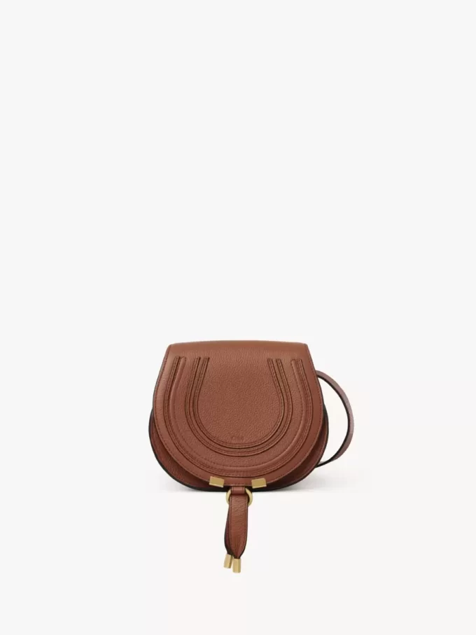 Kleine Marcie Satteltasche aus genarbtem Leder Kleine Marcie Satteltasche aus genarbtem Leder