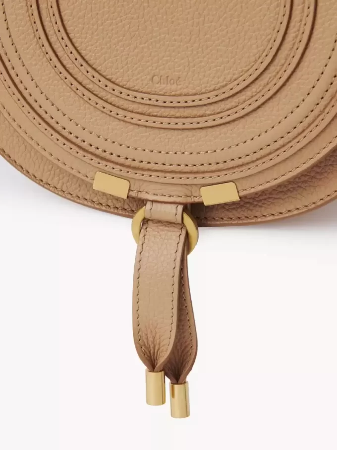 Kleine Marcie Satteltasche aus genarbtem Leder