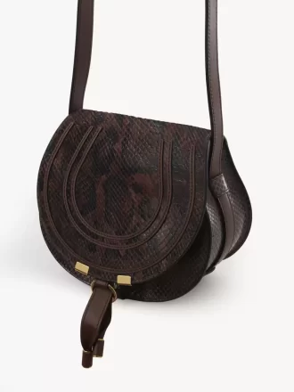 Kleine Marcie-Satteltasche aus Leder mit Python-Effekt