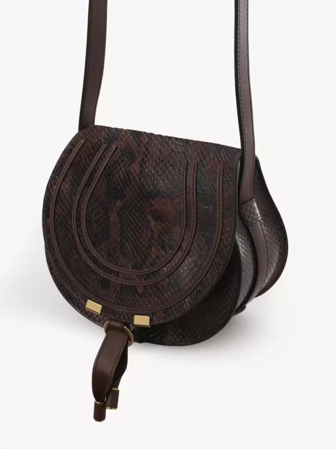 Kleine Marcie-Satteltasche aus Leder mit Python-Effekt Kleine Marcie-Satteltasche aus Leder mit Python-Effekt