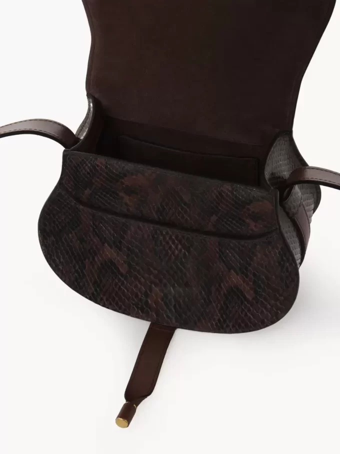 Kleine Marcie-Satteltasche aus Leder mit Python-Effekt Kleine Marcie-Satteltasche aus Leder mit Python-Effekt