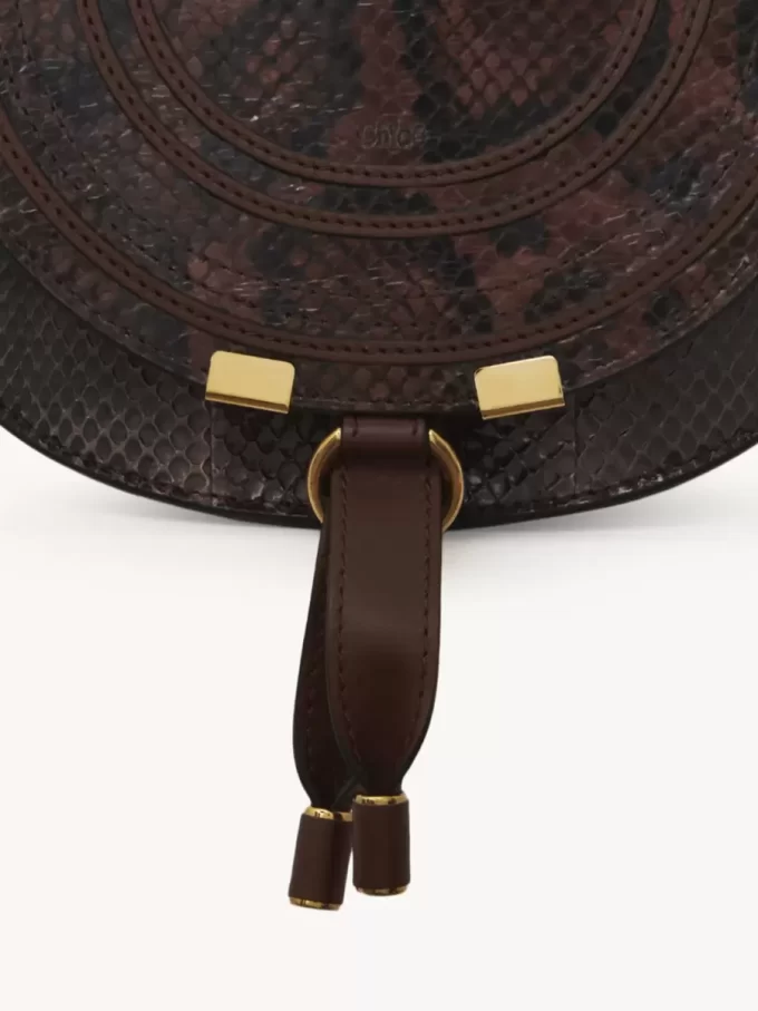 Kleine Marcie-Satteltasche aus Leder mit Python-Effekt Kleine Marcie-Satteltasche aus Leder mit Python-Effekt