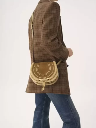 Kleine Marcie-Satteltasche aus Wildleder und Lammfell