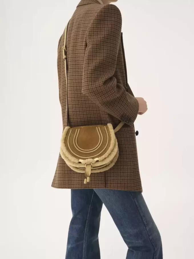 Kleine Marcie-Satteltasche aus Wildleder und Lammfell
