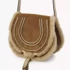 Kleine Marcie-Satteltasche aus Wildleder und Lammfell