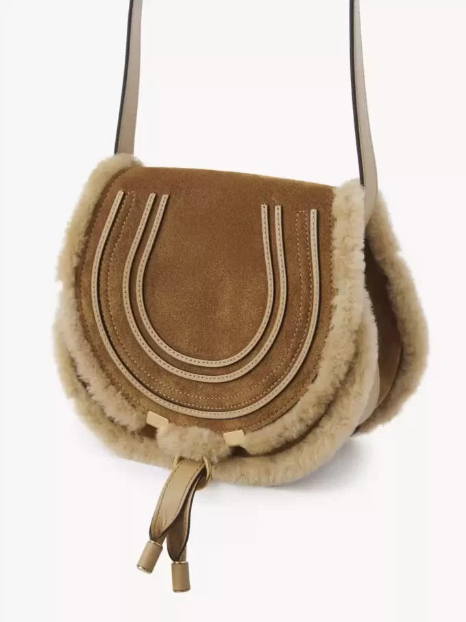 Kleine Marcie-Satteltasche aus Wildleder und Lammfell