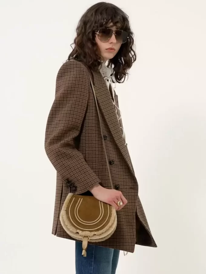 Kleine Marcie-Satteltasche aus Wildleder und Lammfell