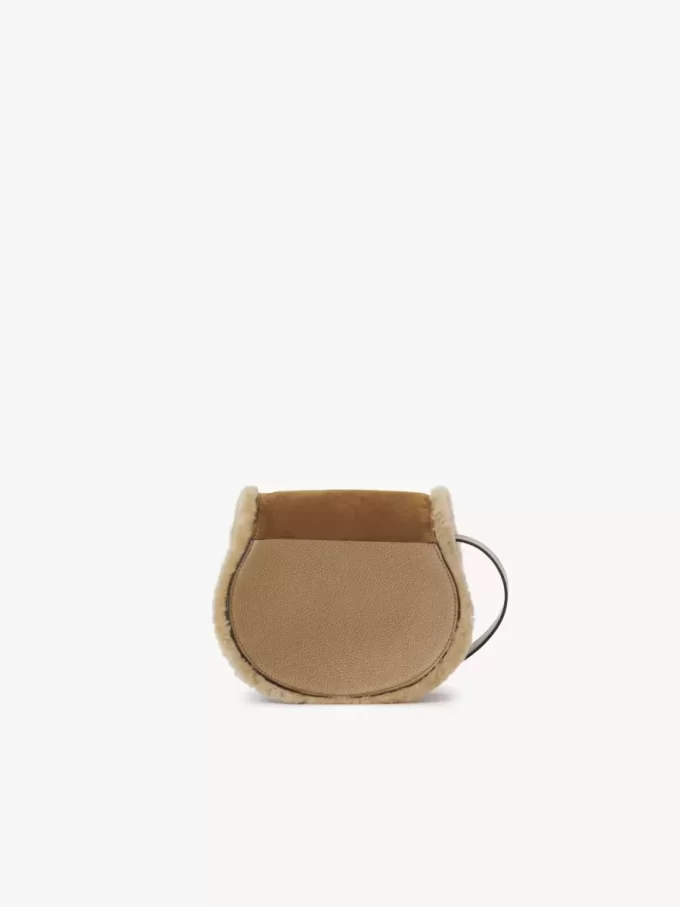 Kleine Marcie-Satteltasche aus Wildleder und Lammfell