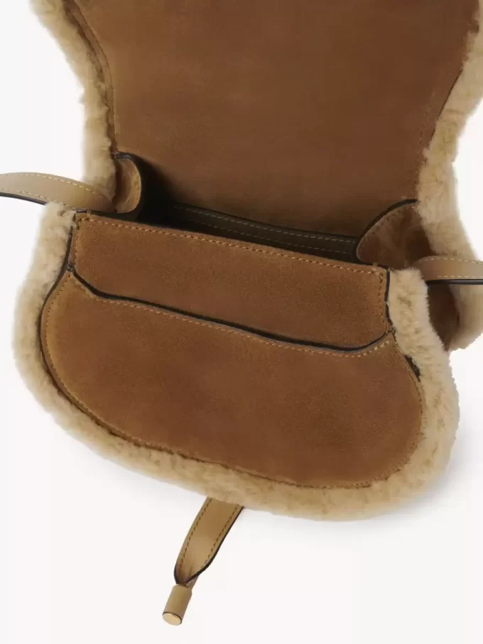 Kleine Marcie-Satteltasche aus Wildleder und Lammfell