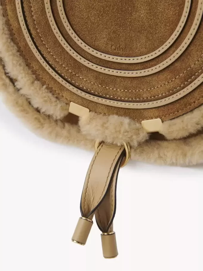 Kleine Marcie-Satteltasche aus Wildleder und Lammfell