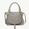 Kleine Marcie-Tasche aus genarbtem Leder Kleine Marcie-Tasche aus genarbtem Leder