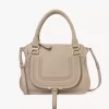 Kleine Marcie-Tasche aus genarbtem Leder Kleine Marcie-Tasche aus genarbtem Leder