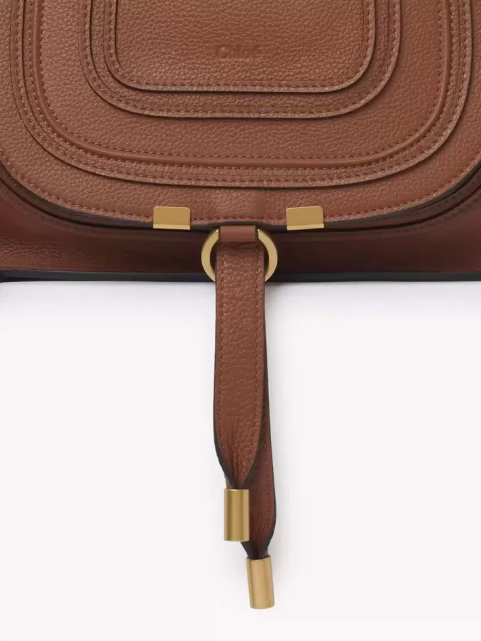 Kleine Marcie-Tasche aus genarbtem Leder Kleine Marcie-Tasche aus genarbtem Leder