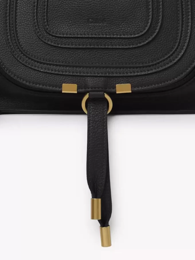 Kleine Marcie-Tasche aus genarbtem Leder Kleine Marcie-Tasche aus genarbtem Leder