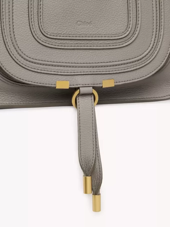 Kleine Marcie-Tasche aus genarbtem Leder Kleine Marcie-Tasche aus genarbtem Leder