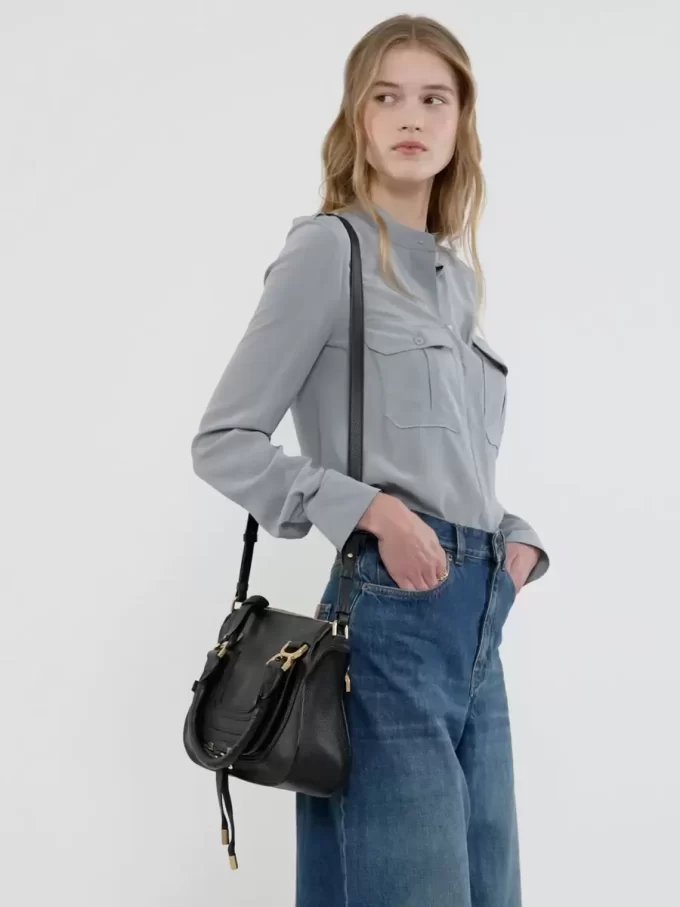 Kleine Marcie-Tasche aus genarbtem Leder Kleine Marcie-Tasche aus genarbtem Leder