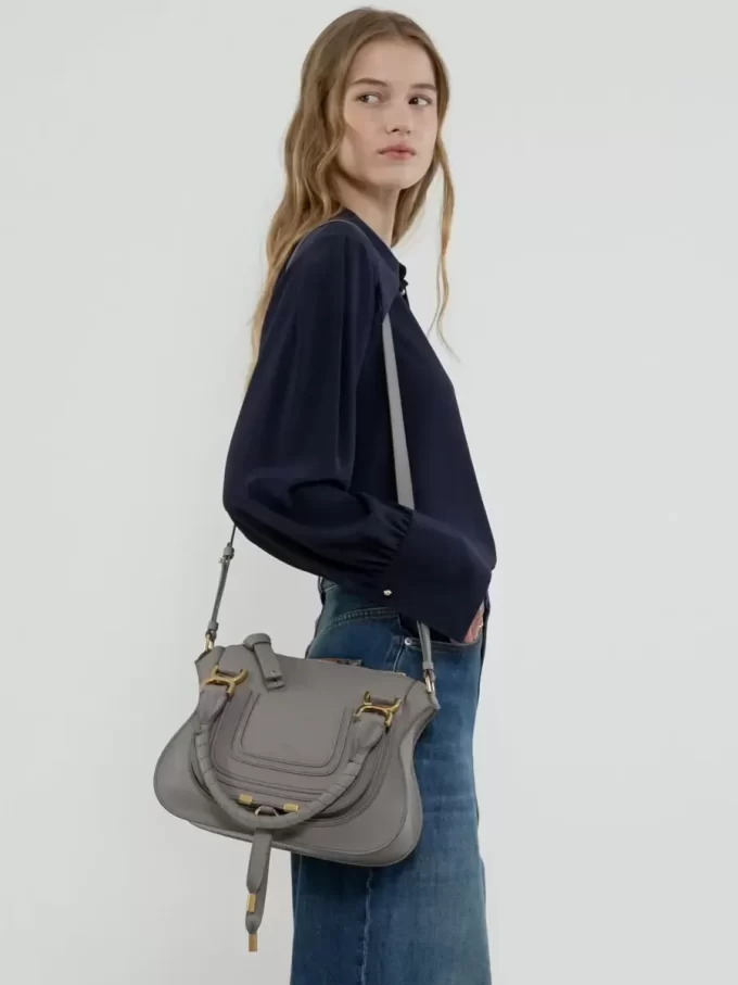Kleine Marcie-Tasche aus genarbtem Leder Kleine Marcie-Tasche aus genarbtem Leder
