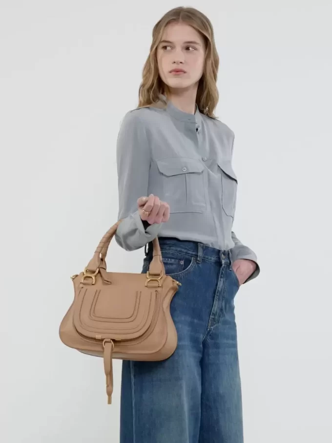 Kleine Marcie-Tasche aus genarbtem Leder Kleine Marcie-Tasche aus genarbtem Leder