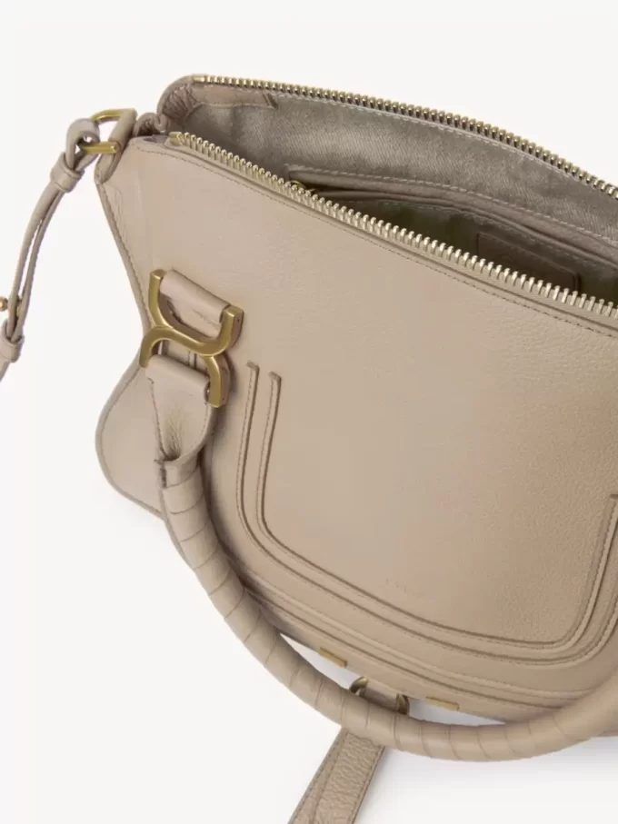 Kleine Marcie-Tasche aus genarbtem Leder Kleine Marcie-Tasche aus genarbtem Leder