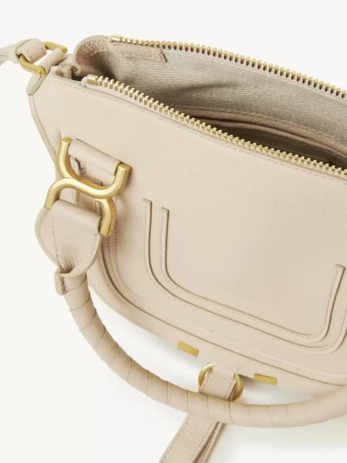 Kleine Marcie-Tasche aus genarbtem Leder Kleine Marcie-Tasche aus genarbtem Leder