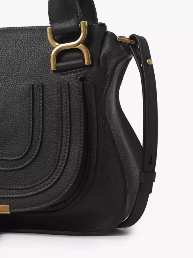 Kleine Marcie-Tasche aus genarbtem Leder Kleine Marcie-Tasche aus genarbtem Leder