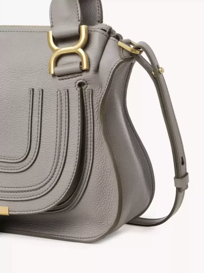 Kleine Marcie-Tasche aus genarbtem Leder Kleine Marcie-Tasche aus genarbtem Leder