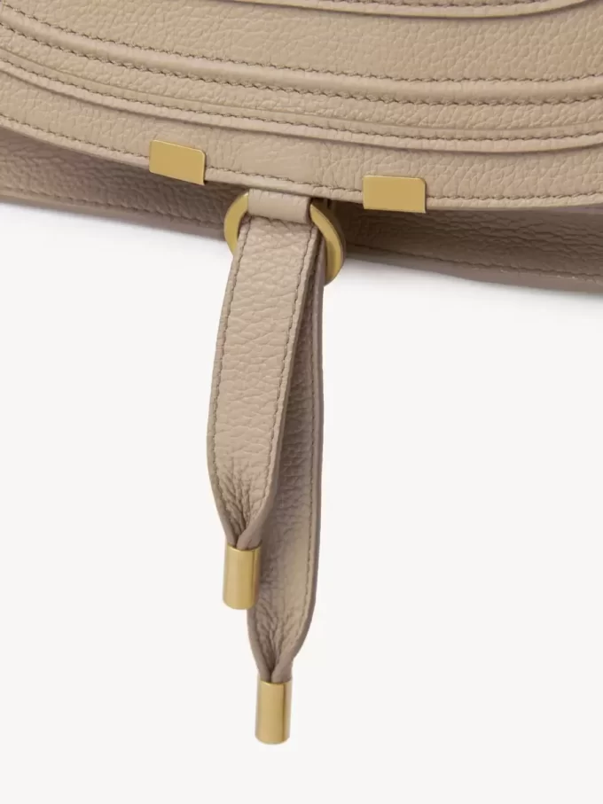 Kleine Marcie-Tasche aus genarbtem Leder Kleine Marcie-Tasche aus genarbtem Leder