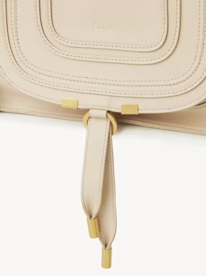 Kleine Marcie-Tasche aus genarbtem Leder Kleine Marcie-Tasche aus genarbtem Leder
