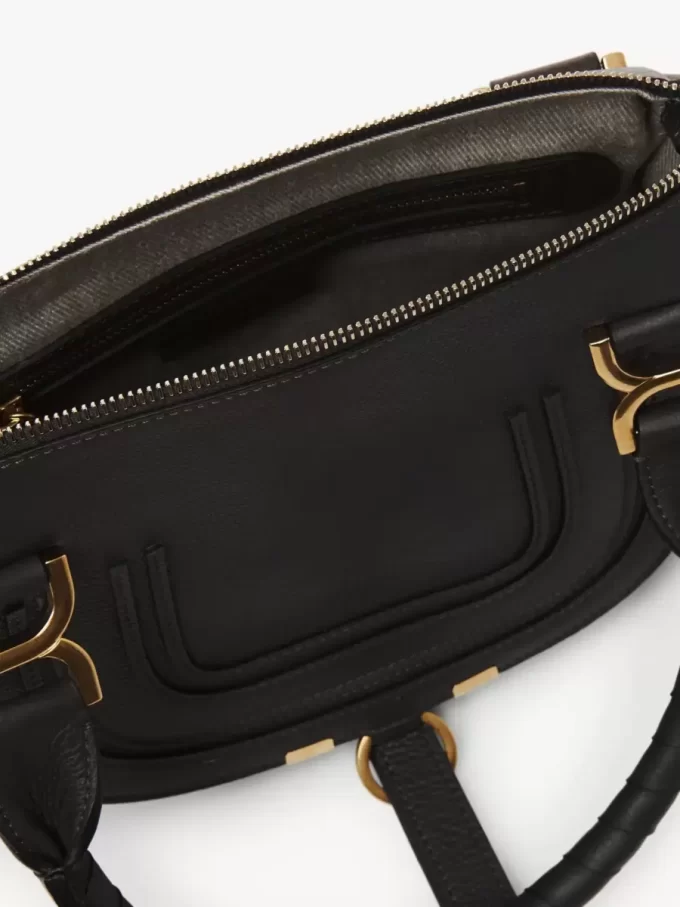 Kleine Marcie-Tasche aus genarbtem Leder Kleine Marcie-Tasche aus genarbtem Leder