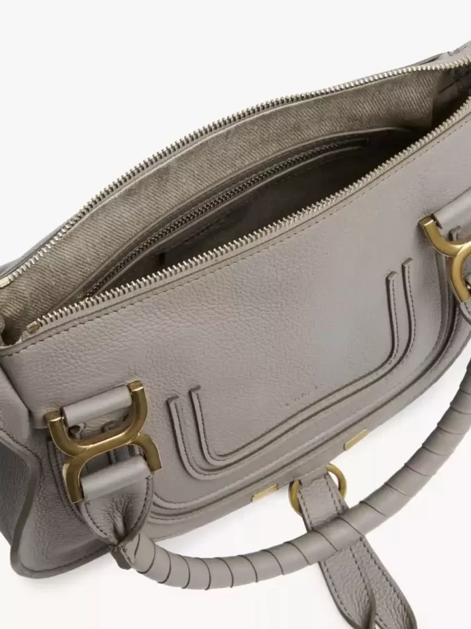 Kleine Marcie-Tasche aus genarbtem Leder Kleine Marcie-Tasche aus genarbtem Leder