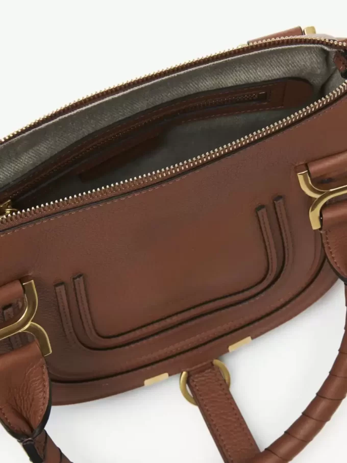 Kleine Marcie-Tasche aus genarbtem Leder Kleine Marcie-Tasche aus genarbtem Leder