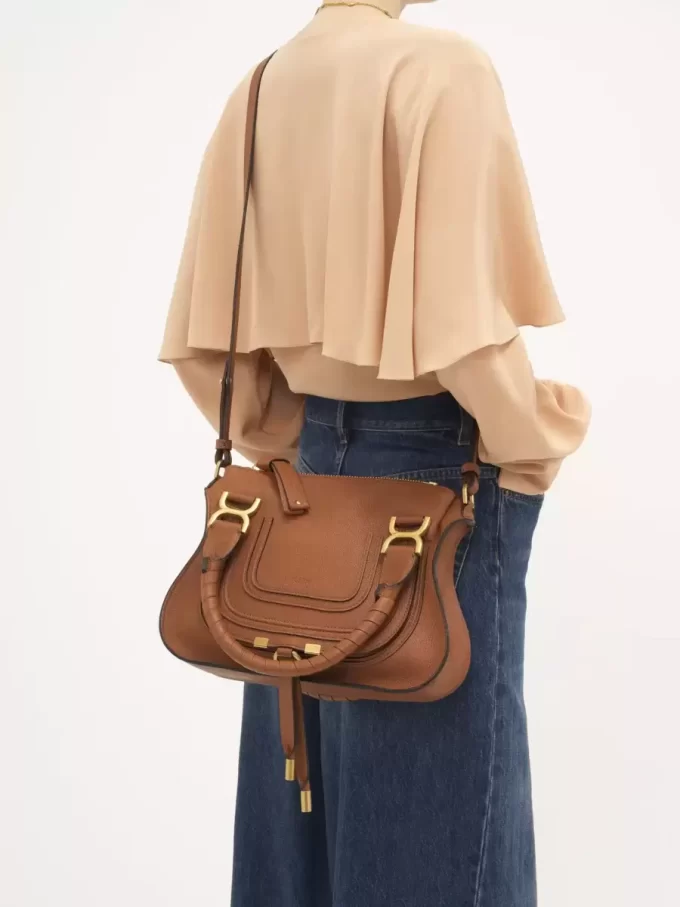 Kleine Marcie-Tasche aus genarbtem Leder Kleine Marcie-Tasche aus genarbtem Leder