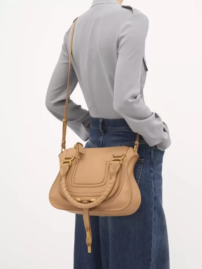 Kleine Marcie-Tasche aus genarbtem Leder Kleine Marcie-Tasche aus genarbtem Leder